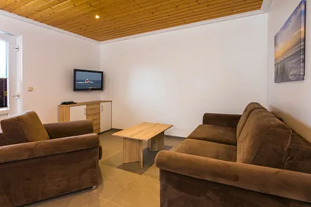 Wohnbereich mit Schlafsofa (mit Lattenrost und Matratze)