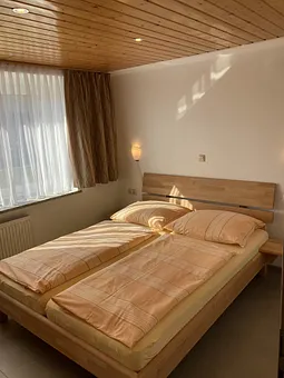 Schlafzimmer mit einem Doppelbett 1,60m x 2,00m und Kleiderschrank