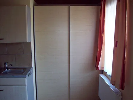 Kleiderschrank im Wohnbereich