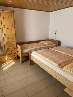Schlafzimmer mit einem Doppelbett 1,60m x 2,00m sowie Einzelbett 0,90m x 2,00m und Kleiderschrank