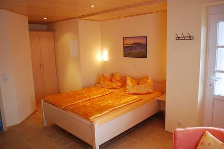 Doppelbett 1,60m x 2,00m und Kleiderschrank