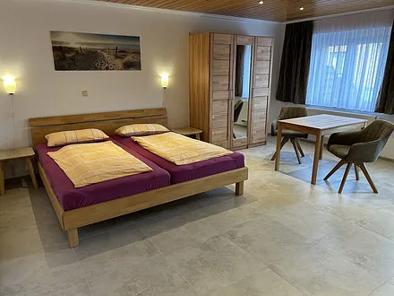 Doppelbett 2,00m x 2,00m /Kleiderschrank