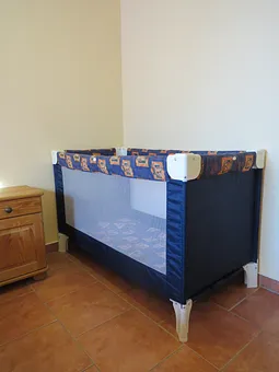 bei Bedarf Kinderreisebett im Schlafzimmer