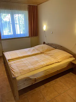 Der Schlafzimmerschrank kann bei Bedarf aus dem Schlafzimmer herausgeschoben werden, um ein Kinderbett aufzustellen.