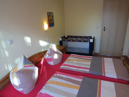 Schlafzimmer bei Bedarf mit Kinderreisebett