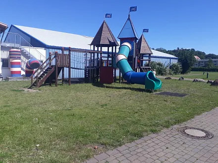 Spielturm direkt vor dem Haus