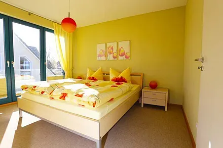 Schlafzimmer mit Doppelbett 2,00 m x 1,80 m  