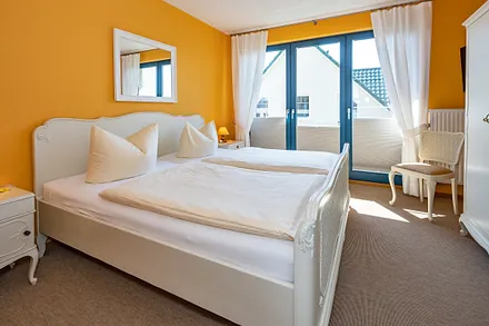 Schlafzimmer mit Doppelbett 2,00m x 2,00 m