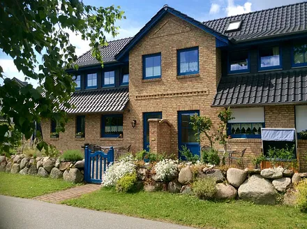  Ferienwohnung mit Terasse Sitzmöbeln ,Sonnenschirm und Grill 