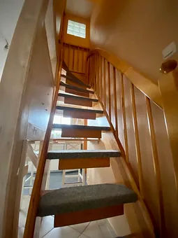 eine schmale Treppe führt ins Obergeschoss 