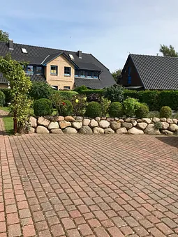 Große Parkmöglichkeit vor dem Haus 