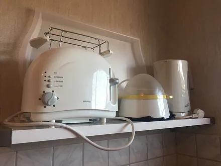 Küchenutensilien . Auch eine Kaffeemaschine gehört zur Ausstattung 