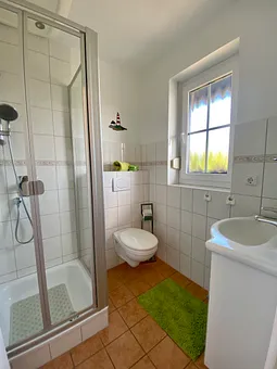 Kleines Bad mit Dusche und WC 