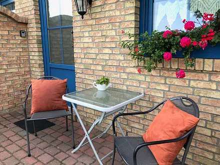 Sitzmöglichkeit auf der Terrasse vor der Unterkunft