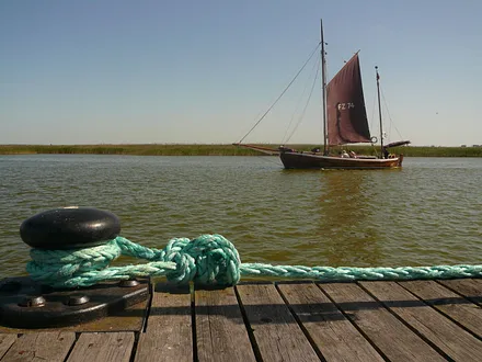 Zeesenboot im Hafen Zingst