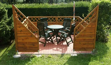 Terrasse mit Gartenmöbel