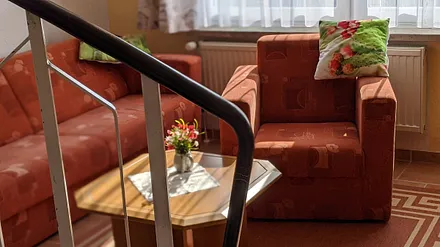 Wohnzimmer mit Wendeltreppe