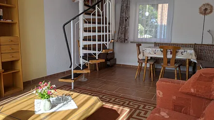 Wohn- und Schlafraum übereinander, mit offener Wendeltreppe 