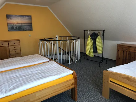 Schlafzimmer mit Treppenaufgang