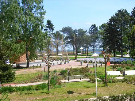 Balkonblick über den Kurpark auf die Ostsee