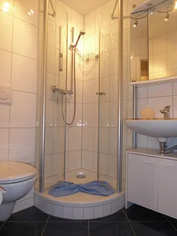 Duschbad mit Türflügeln nach innen und außen