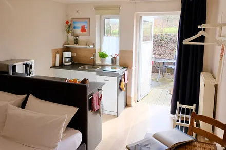 Küchenzeile mit 2-Plattenkochfeld, Geschirrspüler, Mikrowelle, Kühlschrank mit Eisfach, Kaffeemaschine, Wasserkocher, Toaster 