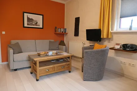 Wohnzimmer mit gemütlicher Couch und Sessel, SAT-TV/Radio, Radio/CD-Player, WLAN