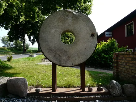 Mühlenstein in Stahl gefasst