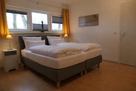 Großes Schlafzimmer mit Boxspringbett (1,80 m x 2 m)