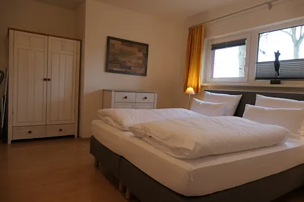 Großes Schlafzimmer mit Boxspringbett (1,80 m x 2 m), Kleiderschrank, Kommode