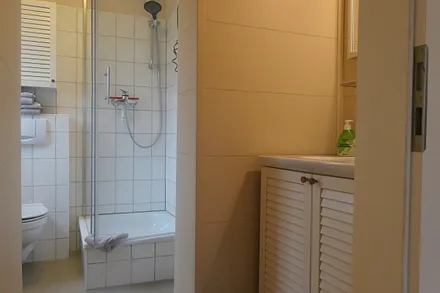 Badezimmer mit Dusche, WC, Fön, Kosmetikspiegel