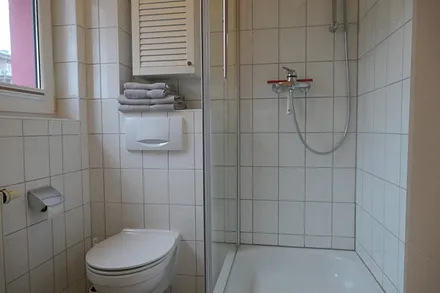 Badezimmer mit Dusche, WC