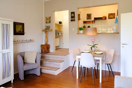 Wohnzimmer - Essecke mit Aufgang zur Küche