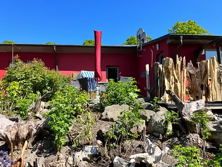 Blick vom Garten zur Terrasse von Seeigel