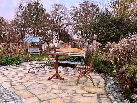 Sitzgruppe oberhalb des Ateliers mit Blick in Richtung Ostsee und Sonnenuntergang