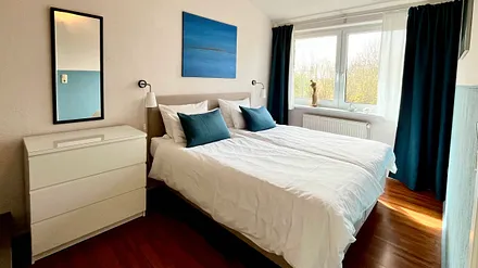 Schlafzimmer - mit Blick in den Garten