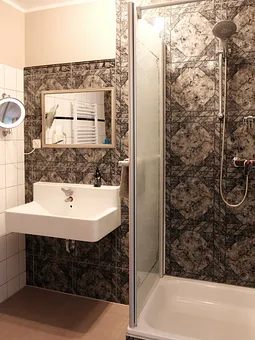 Bad mit Waschplatz, Fön, Kosmetikspiegel, Dusche