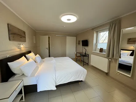 Master-Schlafzimmer: Doppelbett (2 x 0,90m x 2m), Kleiderschrank, Kommode, separates Bad, Laptoptisch, SAT-TV