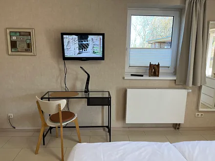 Detailaufnahme Schlafzimmer - Laptopschreibtisch mit Leselampe