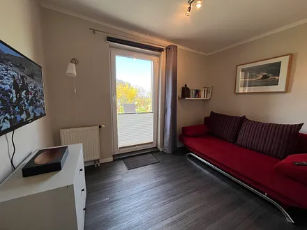zweites Schlafzimmer mit Schlafcouch und Zugang zur Westterrasse