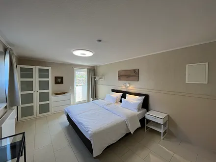 Master-Schlafzimmer: Zugang zur Ostterrasse