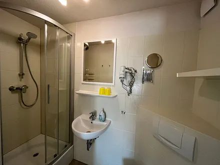 Zweites Badezimmer mit Dusche und WC, Haartrockner, Kosmetikspiegel