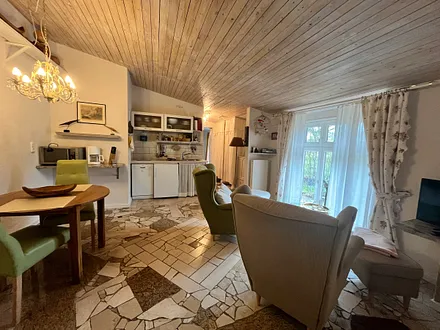 Romantisch eingerichtetes Wohnzimmer mit 2 gemütlichen Sesseln, LCD-TV, CD/Radio, Marmorfußboden