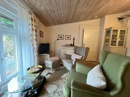 Wohnzimmer Detailansicht Sitzecke mit Blick in den Garten