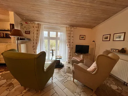 Wohnzimmer Detailansicht Sitzecke mit Blick in den Garten