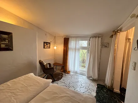 Schlafzimmer mit Blick in den Garten