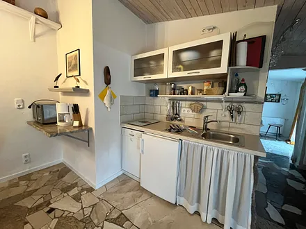 Küchenzeile mit Geschirrspüler, Kühlschrank mit Eisfach, 2-Plattenkochfeld, Mikrowelle/Grill/Heißluft, Kaffeemaschine, Wasserkocher, Toaster