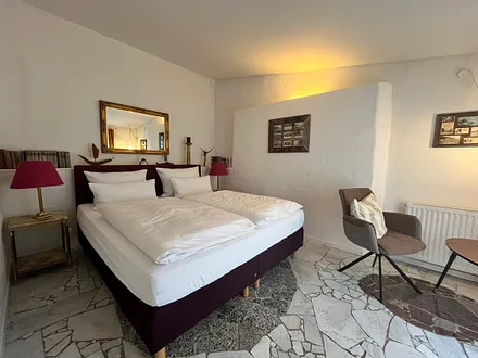 Schlafzimmer mit Komfort-Hotelboxspringbett (1,80 m x 2 m, Bandscheiben-Federkernmatratze)