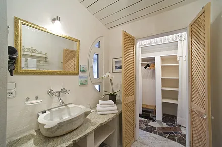 Stilvolles Marmorbad mit Dusche, WC