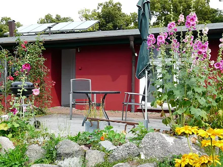Gartenterrasse mit Bestuhlung, Grill, Sonnenschirm